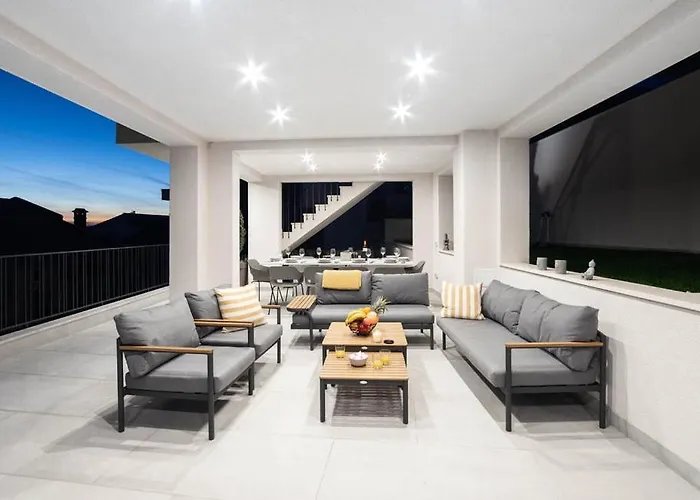 Luxury With Pool And Jacuzzi Villa Makarska