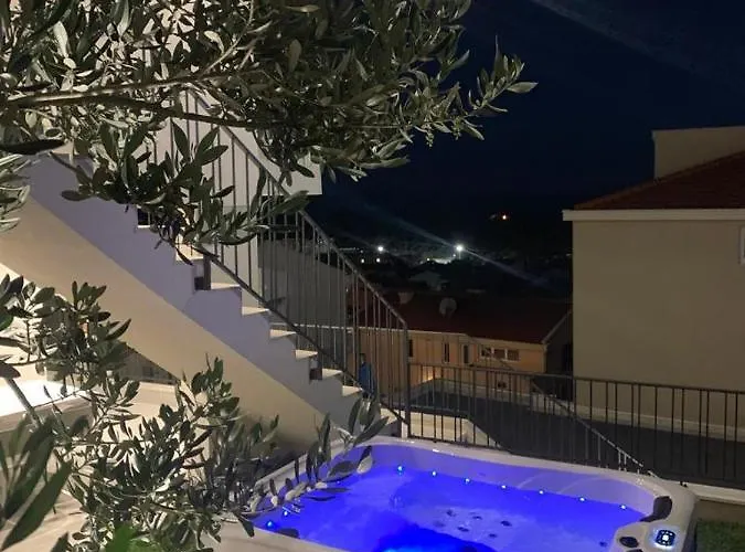 Luxury With Pool And Jacuzzi Vila *