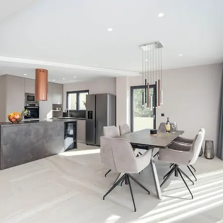 Luxury With Pool And Jacuzzi Вилла Макарска