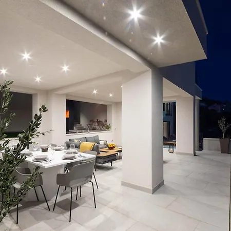 Вилла Luxury With Pool And Jacuzzi *